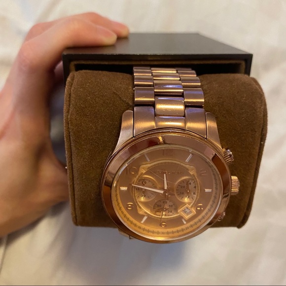 Michael Kors Oversized Runway Rose gold watch - Picture 7 of 8